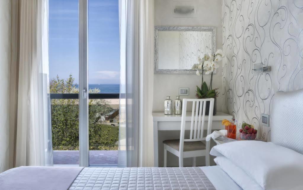 Hotel Vistamare Rivazzurra Di Rimini Kültér fotó