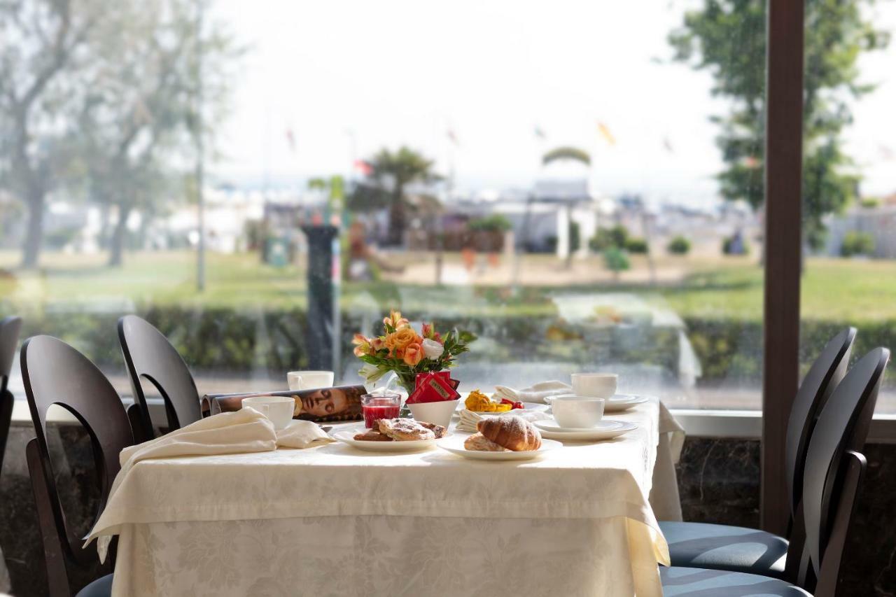 Hotel Vistamare Rivazzurra Di Rimini Kültér fotó